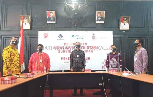 PELUNCURAN : Jajaran BPJamsostek Cabang Palangka Raya bersama pihak Disnakertrans Kalteng, saat peluncuran bantuan pemerintah subsidi upah untuk pekerja, Kamis (27/8).(Yusho/Radar Palangka)