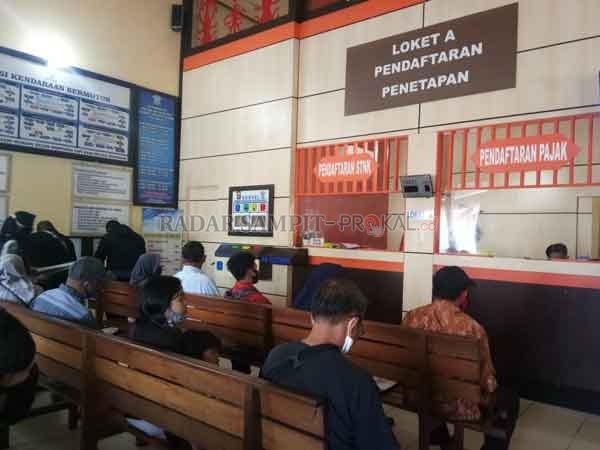 LAYANAN: Masyarakat (pemilik kendaraan) sedang menunggu antrean di Kantor Samsat Kotim, Kamis (27/8) pagi.(HENY/RADAR SAMPIT)