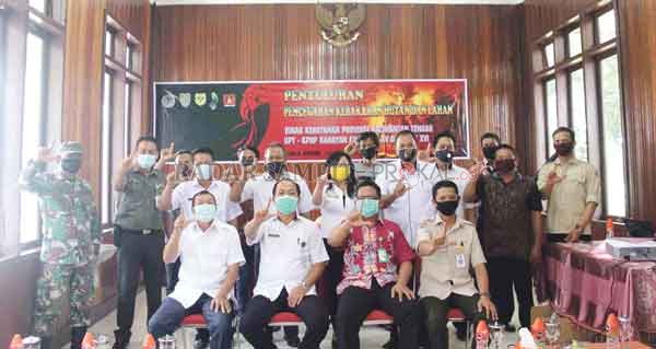 PENYULUHAN: Kepala UPT KPHP Kahayan Hulu Rakhmad Kurnedy dan Kepala BPBD Kabupaten Gumas Champili bersama dengan para peserta penyuluhan pencegahan karhutla, di Aula Hotel Gunung Mas, Rabu (26/8).(UPT KPHP KAHAYAN HULU FOR RADAR SAMPIT)