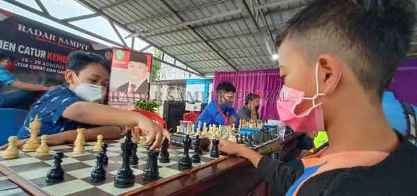 ADU STRATEGI: Turnamen catur yang diselenggarakan Radar Sampit, Jumat (28/8) sore. (AGUS JAKA PURNAMA/RADAR SAMPIT)