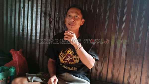 Ketua Masyarakat Adat Desa Kinipan Efendi Buhing saat diwawancarai Radar Sampit di Lamandau kemarin.(RIA/RADAR SAMPIT)