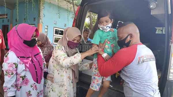 PEMULIHAN: LL (6) bocah korban KDRT sudah tiba di Sampit, sementara  LL tinggal di Rumah Aman LSM Lentera Kartini untuk menjalani proses pemulihan kesehatannya, Sabtu (29/8)(YUNI/RADAR SAMPIT )