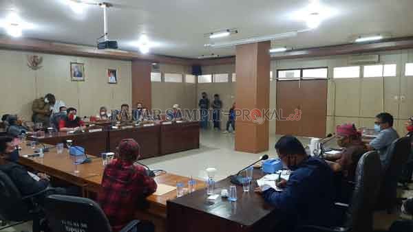 Ketua DPRD Bartim Nursulistio didampingi wakil ketua dan anggota saat menerima perwakilan masyarakat yang melakukan aksi damai. (Eko Aprianto/RADAR SAMPIT)