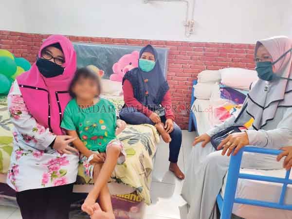 DAMPINGI: Kepala DPPPAPPKB Ellena Rosie bersama LL bocah korban KDRT, usai menjalani operasi di Palangka Raya, Sabtu (29/8).( YUNI/RADAR SAMPIT)