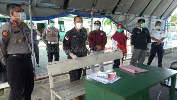 DIBUBARKAN : Bupati Seruyan Yulhaidir saat meninjau posko penjagaan terpadu beberapa wkatu lalu. Melalui surat edaran Bupati Seruyan nomor 360/956/BPBD/VIII/2020, posko itu dibubarkan.