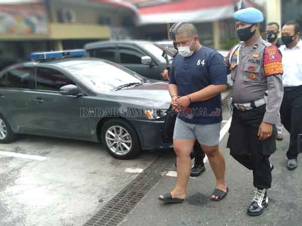 DIBEKUK : Yandi Septiawan (28), karyawan dealer motor ini digiring aparat Kepolisian setelah menggelapkan uang perusahaan sebesar Rp 1,9 miliar, Senin (31/8) kemarin.(FAHRY/RADAR SAMPIT)