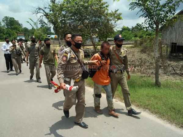 DIAMANKAN : Satpol PP Lamandau mengamankan Orang Dengan Gangguan Jiwa (ODGJ) yang meresahkan warga Kota Nanga Bulik, Senin (31/8).(RIA MEKAR/RADAR PANGKALAN BUN)