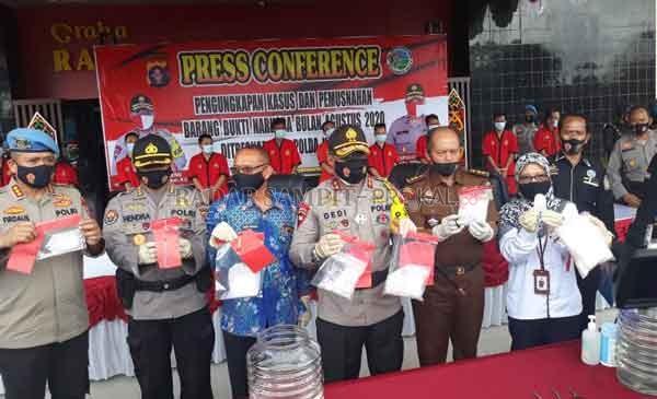 DIMUSNAHKAN: Polda Kalteng menggelar pemusnahan barang bukti narkoba disaksikan para tersangka di depan lobi Mapolda Kalteng, Rabu (2/9).(DODI/RADAR SAMPIT)