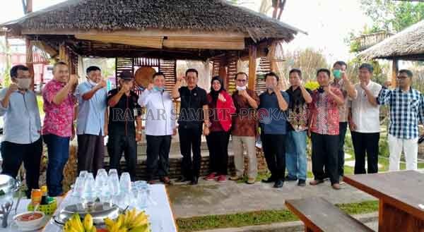 TAMBAHAN AMUNISI: Pasangan HARATI mendapat dukungan dari enam partai nonparlemen. Mandat dukungan diserahkan langsung ketua partai kepada pasangan HARATI, Selasa (1/9).(IST/RADAR SAMPIT)