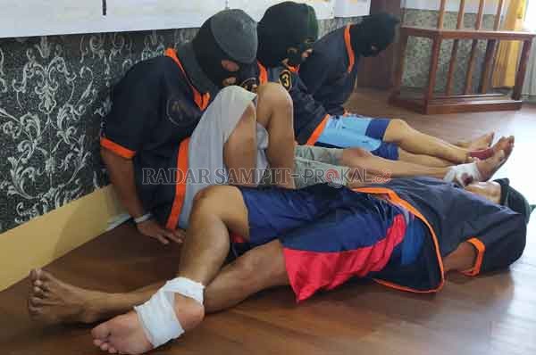 KESAKITAN: Lima pelaku perampokan di Desa Karang Mulya, RT 22, RW 01, Kecamatan Pangkalan Banteng, Kabupaten Kobar saat berada di Mapolres Kobar untuk mengikuti ekspose ke media, dalam keadaan kaki diperban setelah dihadiahi peluru, Jumat (4/9).(SULISTYO/