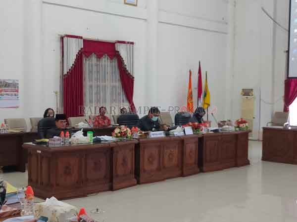 BAHAS ANGGARAN : Ketua DPRD Barsel  dan jajarannya  ketika serius mengikuti RDP dengan pihak eksekutif  yang mengungkap dugaan pemalsuan tanda tangan di Spj dana BBM di lingkup Pemkab Barsel, baru-baru tadi.(TIGOR/RADAR SAMPIT)