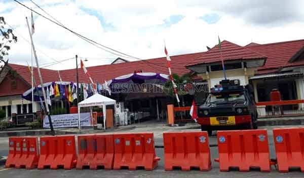 JELANG PILGUB KALTENG : Aparat kepolisian memperketat pengamanan dan penjagaan di Kantor KPU Kalteng Jalan Jenderal Sudirman, Kota Palangka Raya.(DODI/RADAR PALANGKA)