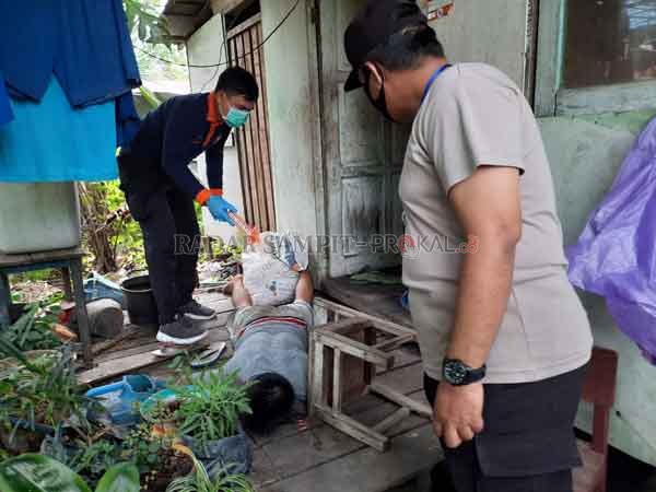 MENDADAK: Korban dalam posisi tidak bernyawa saat akan dievakuasi oleh pihak kepolisian ke Rumah sakit Kabupaten Pulpis.(POLSEK KAHAYAN HILIR For RADAR SAMPIT)