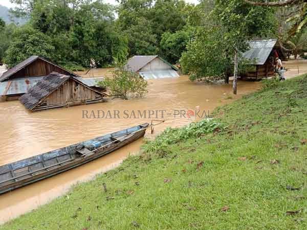 TENGGELAM: Sejumlah rumah di desa-desa sekitar Hulu Sungai Lamandau tenggelam akibat banjir, Minggu (6/9).(ISTIMEWA/RADAR SAMPIT)
