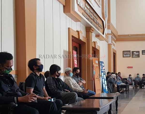 SAMPAIKAN ASPIRASI : Perwakilan Pedagang Pasar Induk Indra Kencana mendatangi gedung DPRD Kobar untuk menyampaikan aspirasi terkait penyesuaian tarif retribusi pasar, Senin (7/9).(SULISTYO/RADAR PANGKALAN BUN)