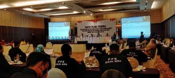 RAPAT PLENO : Komisi Pemilihan Umum Kota Palangka Raya, rapat pleno terbuka rekapitulasi daftar pemilih hasil pemutakhiran (SDPHP), dan penetapan DPS tingkat Kota Palangka Raya, Selasa (9/9).(DODI/RADARPALANGKA)