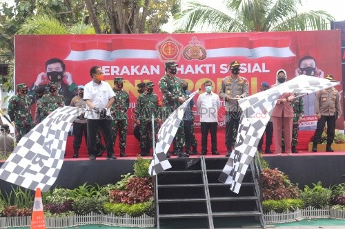 BERSAMA : Kapolri Jenderal Polisi Drs. Idham Azis, M.Si bersama Panglima TNI Marsekal TNI Hadi Tjahjanto, S.I.P. melepas Satgas Pendisiplinan Protokol Kesehatan Provinsi Sulawesi Tengah bertempat di Depan Gedung Mapolda Sulawesi Tengah, Jumat (11/9). (IST