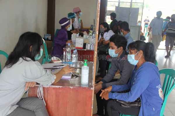 LAYANI PASIEN: Tim Keswamas RSJ Kalawa Atei saat memberikan layanan pengobatan kepada pasien ODGJ di halaman Stadion Mini Kuala Kurun, Rabu (9/9).(ARHAM SAID/RADAR SAMPIT)