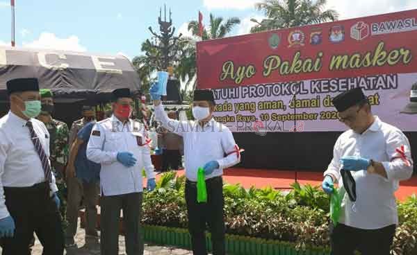 Pasangan calon (bapaslon) Pilkada Kalteng, Sugianto Sabran-Edy Pratowo dan Ben Brahim-Ujang Iskandar mengajak masyarakat di Kalteng mengenakan masker.(RADAR SAMPIT)