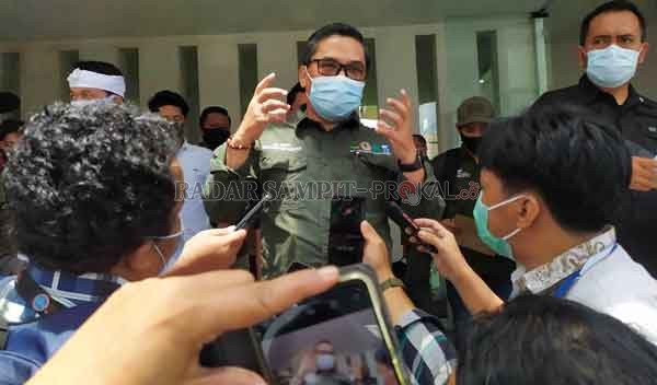 KINIPAN : Wakil Menteri LHK Alue Dohong saat memberikan keterangan dengan awak Media usai pertemuan dengan PT SML di Pangkalan Bun, Kamis (10/9).(RINDUWAN /RADAR PANGKALAN BUN )