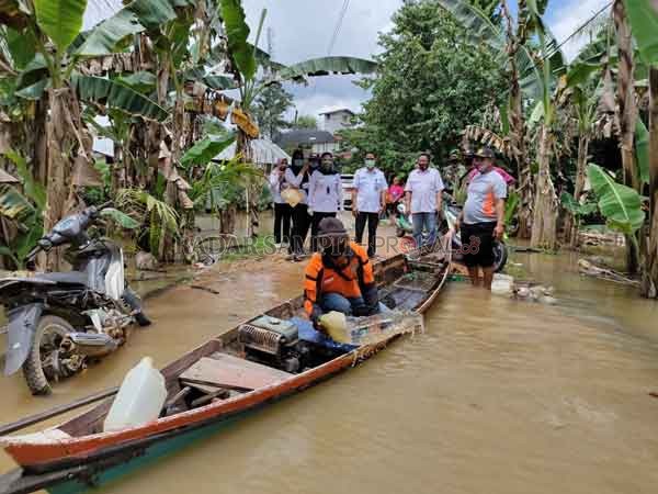PANTAU BANJIR : Wakil Bupati Seruyan saat mengunjungi Desa Sandul yang merupakan salah satu pedesaan diterjang banjir.(Protokol Pemkab Seruyan For Radar Sampit)