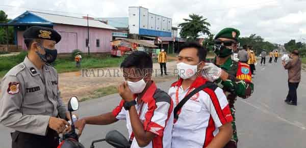 BAGI MASKER : Polsek Pangkalan Banteng bagikan 250 masker pada masyarakat dan para pengguna jalan. Pembagian itu merupakan bagian dari Operasi Yustisi penggunaan masker guna memastikan Pilkada Kalteng aman, damai, dan sehat, (   SLAMET HARMOKO/RADAR PANGK