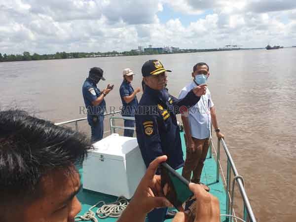 PENCARIAN: Kepala KSOP Kelas III Sampit (pakai topi hitam) bersama tim gabungan melakukan pencarian nakhoda yang hilang, Kamis (10/9).(KSOP SAMPIT FOR RADAR SAMPIT)