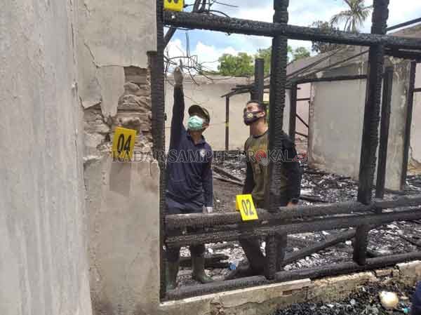 OLAH TKP : Tim Labfor Cabang Surabaya ketika mencari  penyebab utama kebakaran bangunan Lembaga Pengembangan Tilawatil Qur