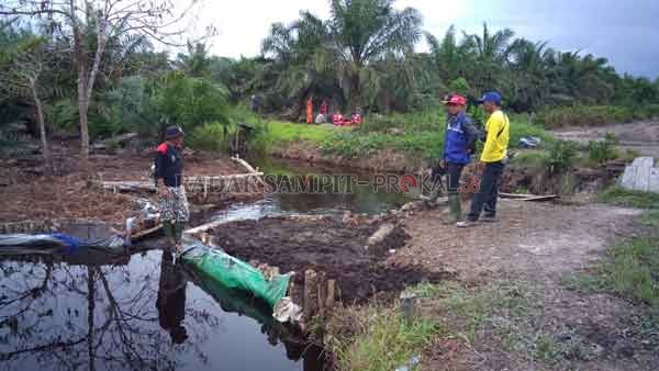 PENCARIAN ; Tim Gabungan dari berbagai unsur saat beristirahat di dapur umum yang disiapkan oleh Dinas Sosial Kobar di lokasi pencarian, Senin (14/9).(   KOKO SULISTYO/RADAR PANGKALAN BUN)