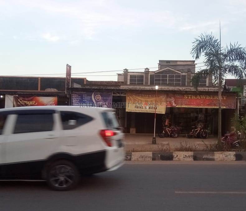 PERAMPOKAN TOKO EMAS : TKP Toko Emas Leo Baru di kawasan Pasar Baru Karang Mulya, Kecamatan Pangkalan Banteng, Selasa (15/9)