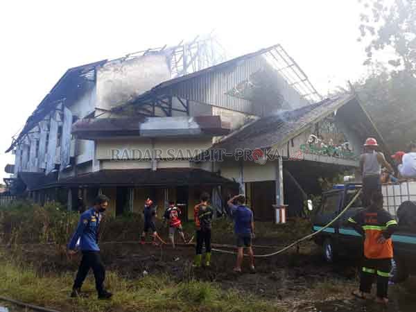 TERBAKAR: Gedung Sekolah Guru Olahraga (SGO) milik Universitas Palangka Raya (UPR) di Jalan RA Kartini yang terbakar, Senin (14/9).(DODI/RADAR SAMPIT)