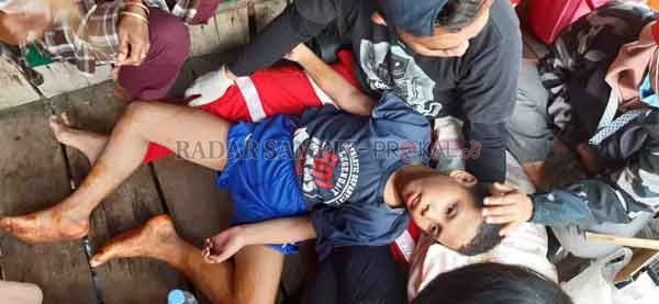 DITEMUKAN : Muhammad Pildon (9) saat ditemukan dan diberikan perawatan oleh tim gabungan, ia ditemukan oleh Muhran Selasa (15/9).(ISTIMEWA/RADAR PANGKALAN BUN)