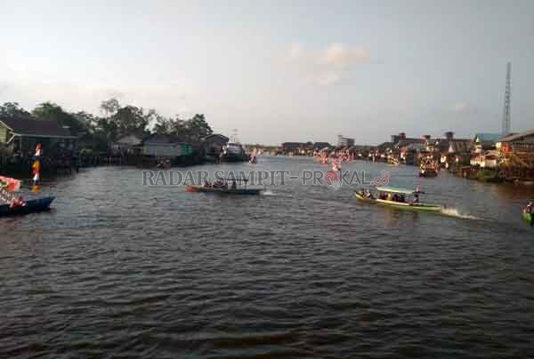 MENYEBERANG: Warga di perbatasan Kalteng – Kalbar di wilayah Sukamara menggunakan jasa getek untuk menyeberang.(FAUZIANUR/RADAR SAMPIT)