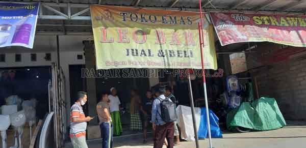 CEK TKP: Kapolsek Pangkalan Banteng Iptu Bimasa Zebua mendatangi TKP usai mendapat kabar perampokan Toko Emas Leo Baru di kawasan Pasar Karang Mulya, Kecamatan Pangkalan Banteng, Kabupaten Kotawaringin Barat, Selasa (15/9).(SLAMET HARMOKO/RADAR SAMPIT)