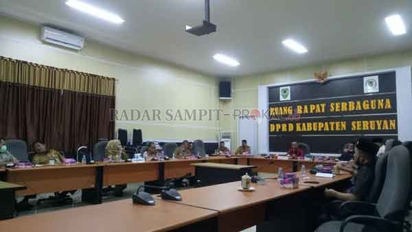 BAHAS PENANGANAN BANJIR : Legislatif dan eksekutif duduk bersama dalam mengatasi banjir di Seruyan, Selasa (15/9) lalu.