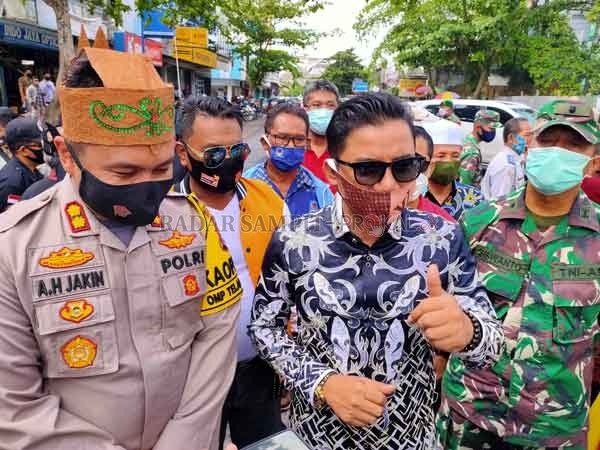 Supian Hadi (tengah)