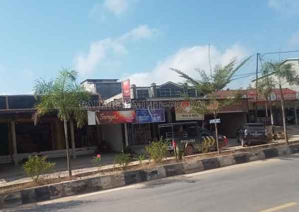 KEMBALI BUKA: Toko Emas Leo Baru, di Desa Karang Mulya, Kecamatan Pangkalan Banteng kembali buka seperti biasa sehari setelah perampokan.(RINDUWAN/RADAR SAMPIT)