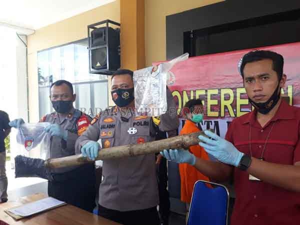 BARANG BUKTI: Kapolresta Palangka Raya Kombes Pol Dwi Tunggal Jaladri didampingi Kabag Ops Kompol Hemat Siburian dan Kasat Reskrim Kompol Todoan Agung Gultom memperlihatkan barang bukti kasus kebakaran gedung SGO.(DODI/RADAR PALANGKA)