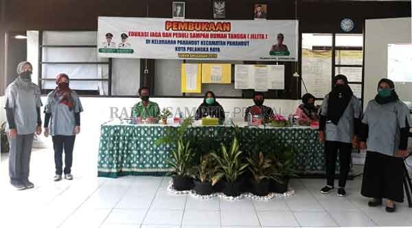 PEMBINAAN: Jajaran Kelurahan dan Kecamatan Pahandut menggelar edukasi jaga dan peduli sampah rumah tangga (jelita) dengan 30 peserta, dan sebagai dukungan kepada pemerintah kota untuk meraih Piala Adipura, Kamis (17/9).( DODI RADAR PALANGKA)