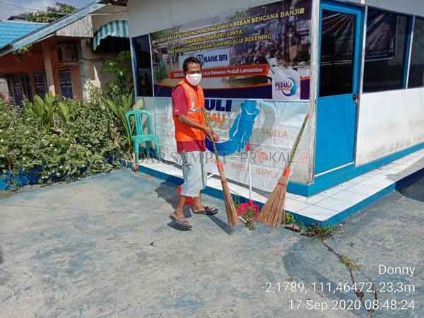 OPERASI YUSTISI : Sejumlah warga saat terjaring operasi yustisi. Selain memebayar denda, sebagian dianataranya memilih kerja sosial.(ISTIMEWA /RADAR PANGKALAN BUN)