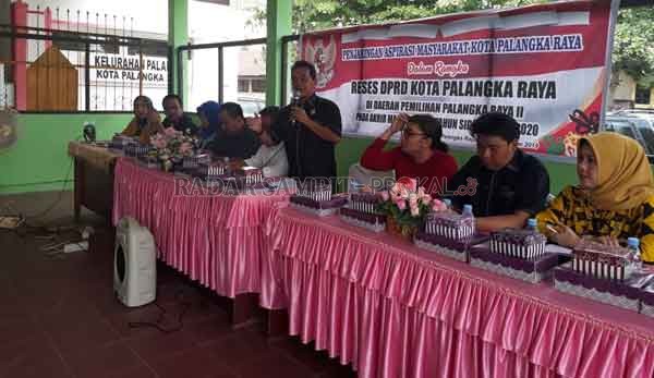 RESES : Jajaran DPRD Kota Palangka Raya saat melakukan reses ke sejumlah daerah beberapa waktu lalu guna menyerap aspirasi masyarakat.(Dok/RADAR PALANGKA)