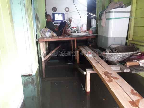 TETAP BERTAHAN : Warga Kelurahan Kotawaringin Hilir tetap bertahan di rumahnya meski genangan air telah masuk. Mereka membuat nangkat atau panggung untuk mencegah tenggelamnya perabot rumah dan agar tetap bisa beraktivitas di dalam rumah.  (GUSTI HAMDAN/R