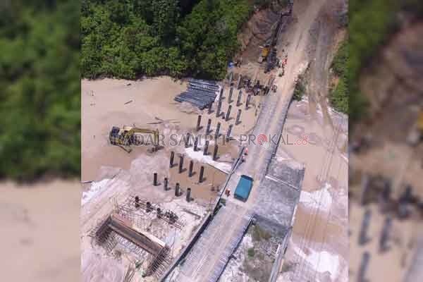 FOTO UDARA: Pemasangan tiang pancang yang dilakukan oleh kontraktor dalam pelaksanaan pembangunan jembatan Sei Pihan, di Desa Tumbang Hakau, Kecamatan Kurun, belum lama ini.(: BPBD GUNUNG MAS FOR RADAR SAMPIT)