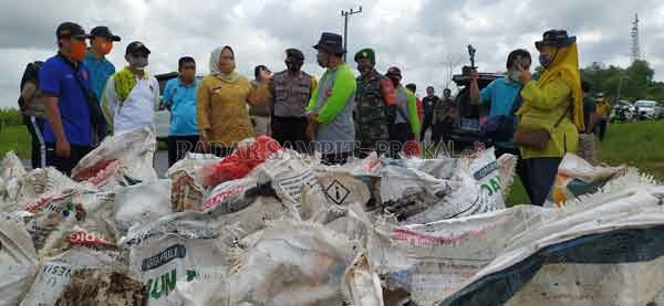 KECEWA: Bupati Kobar Nurhidayah, ketika melaksanakan monitoring kegiatan gotong royong dalam rangka World Cleanup Day, di TPS Bamban dan Mendawai, dan menemukan tumpukan sampah yang dibuang tidak pada tempatnya, Jumat (18/9).(Sulistyo/Radar Pangkalan Bun)