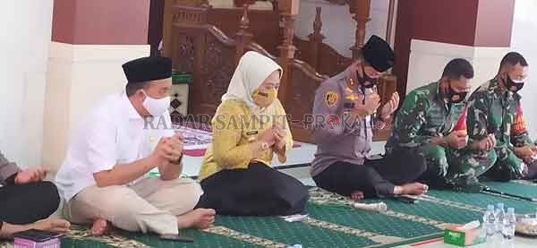 GABUNGAN : Bupati Kobar Nurhidayah, Kapolres Kobar AKBP Andi Kirana, Dandim 1014 Pangkalan Bun, Letkol Arh Drajad Tri Putro, saat doa bersama lintas agama untuk Pilkada Damai, di Masjid Al Amin Polres Kobar, Jumat (18/9/).(Sulistyo/Radar Pangkalan Bun)