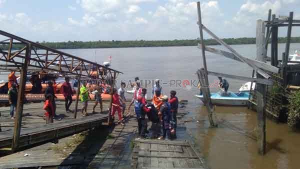 KORBAN TENGGELAM : Tim SAR gabungan saat mengevakuasi korban tenggelam yang ditemukan dalam kondisi meninggal dunia, Jumat (18/9) siang kemarin.(IST/RADAR SAMPIT)