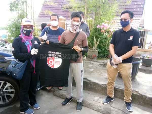 SOSIALISASI: KPU Kotim saat melakukan sosialisasi di pasar tradisional, Minggu (20/9).(HENY/RADAR SAMPIT)