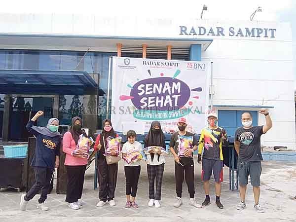 SENAM: Kegiatan senam sehat Radar Sampit yang rutin digelar setiap dua minggu sekali di halaman kantor Radar Sampit, Minggu (20/9).(HENY/ RADAR SAMPIT)