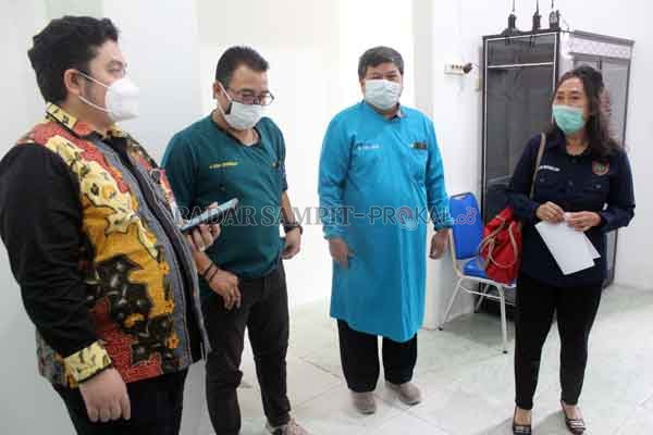 VISITASI: Tim visitor yang diketuai Endang Narang saat melakukan visitasi di ruang Lab PCR Biosafety Level II (BSL II) RSUD dr Murjani Sampit, Sabtu (19/9).(HENY/RADAR SAMPIT)