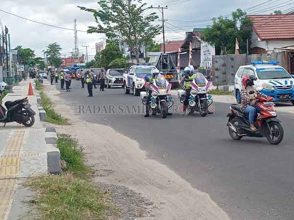 BIDIK PELANGGAR: Seorang ibu melintas dengan santai menggunakan sepeda motor saat Tim Reaksi Cepat (TRC) Penindak Pelanggaran Protokol Kesehatan Covid-19 melakukan konvoi keliling Kota Sampit, Senin (21/9).(HADIYANUR/RADAR SAMPIT)